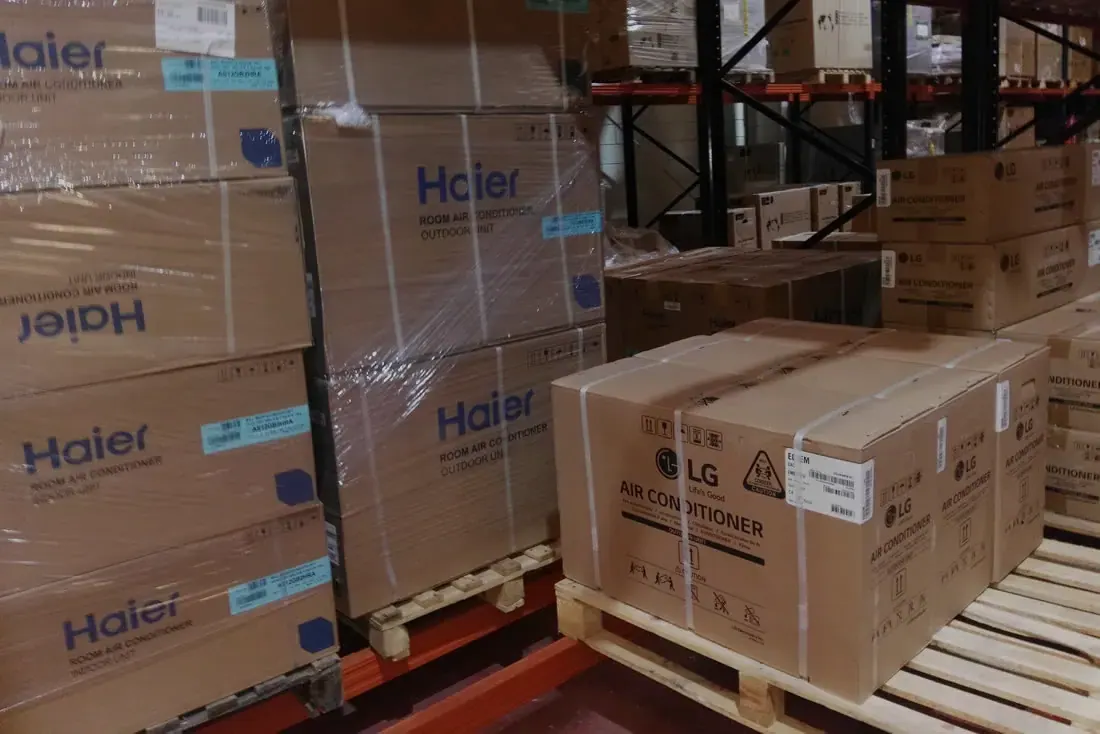 Equipos embalados en el almacén de la empresa
