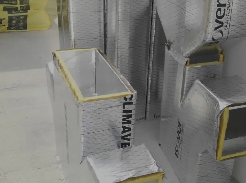 Piezas de conducto preparadas en el taller