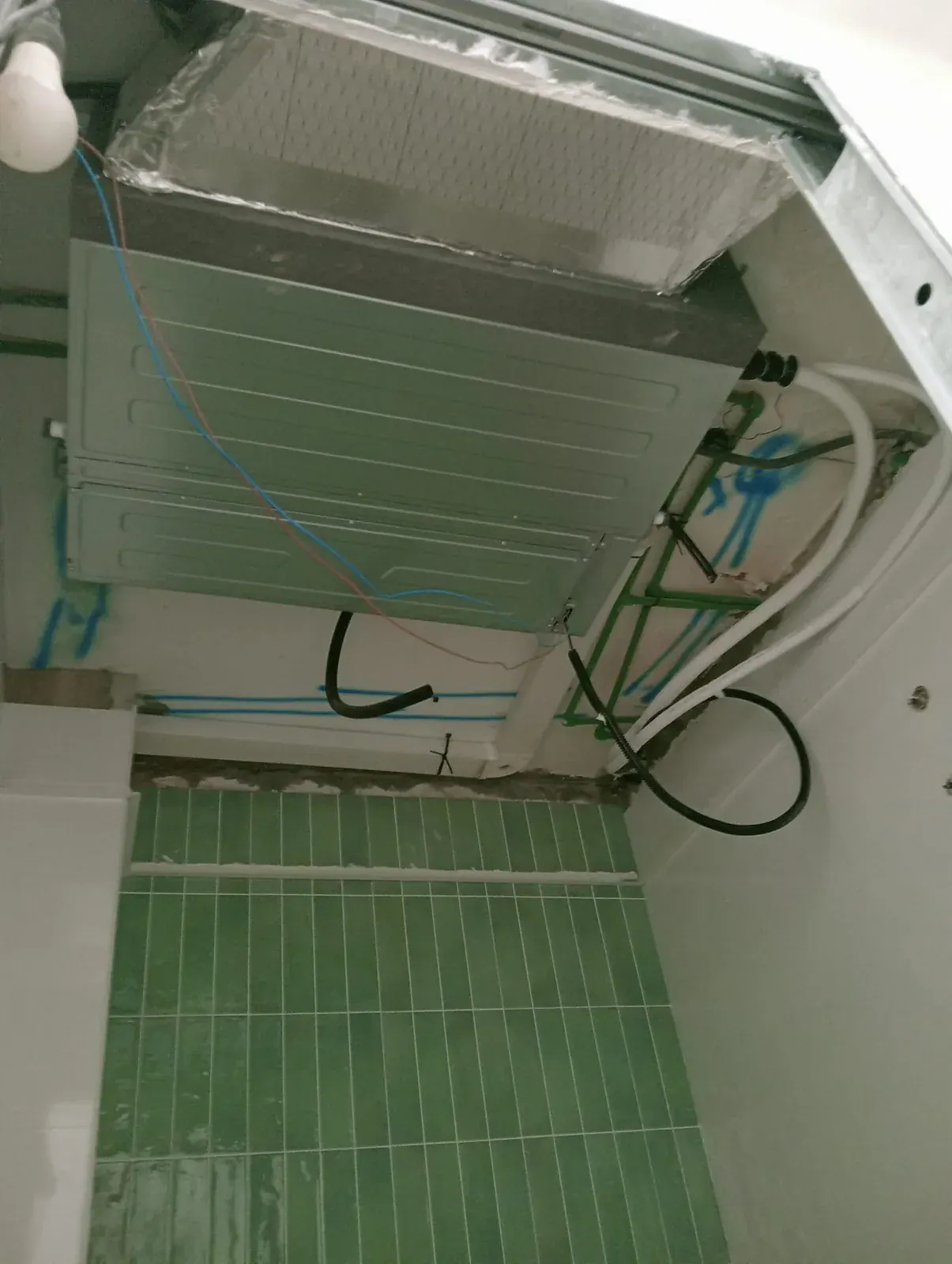 Máquina de aire acondicionado por conductos con el plenum aislado, la línea frigorífica y el desagüe conectados