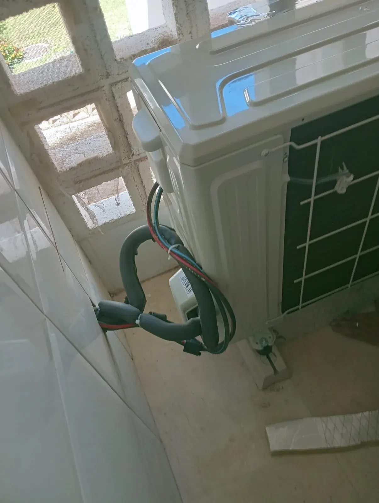 Líneas frigoríficas aisladas conectadas a la unidad exterior de una instalación de aire acondicionado