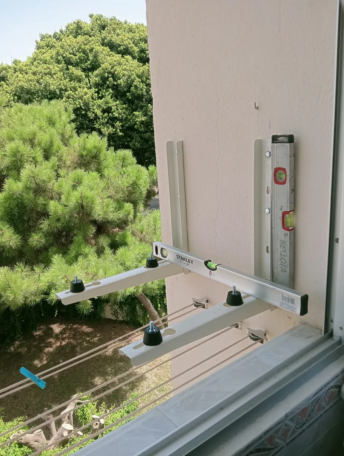 Soportes de pared comprobados con nivel antes de colgar la unidad exterior de aire acondicionado