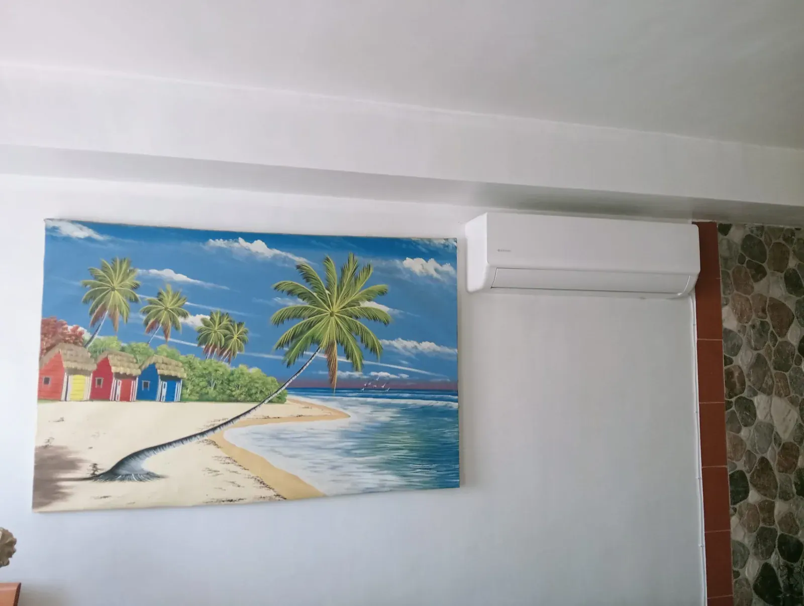 Split de aire acondicionado instalado en la parte alta de la pared de una estancia