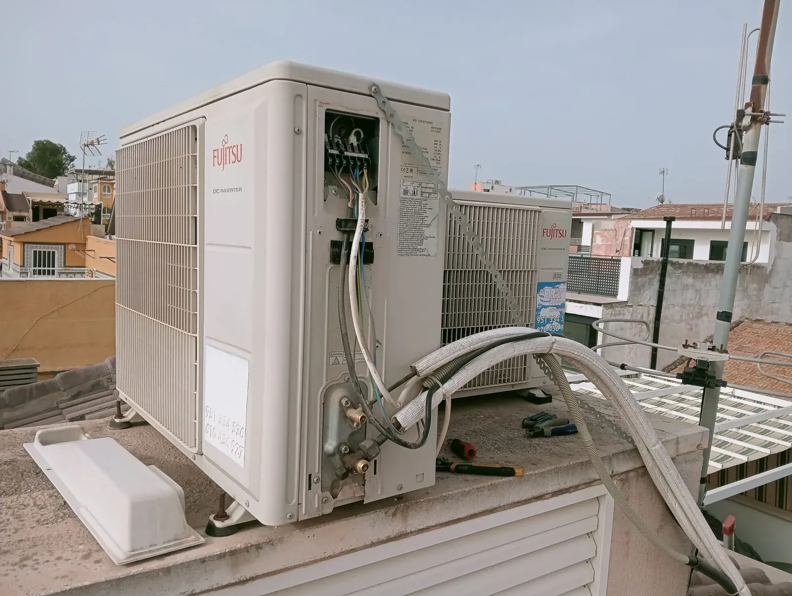 Conexión eléctrica y líneas frigoríficas aisladas de unidades exteriores de aire acondicionado instaladas en una cubierta