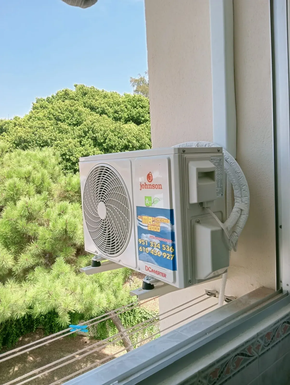 Unidad exterior de aire acondicionado instalada sobre soportes de pared por Climatizaciones Málaga 2000