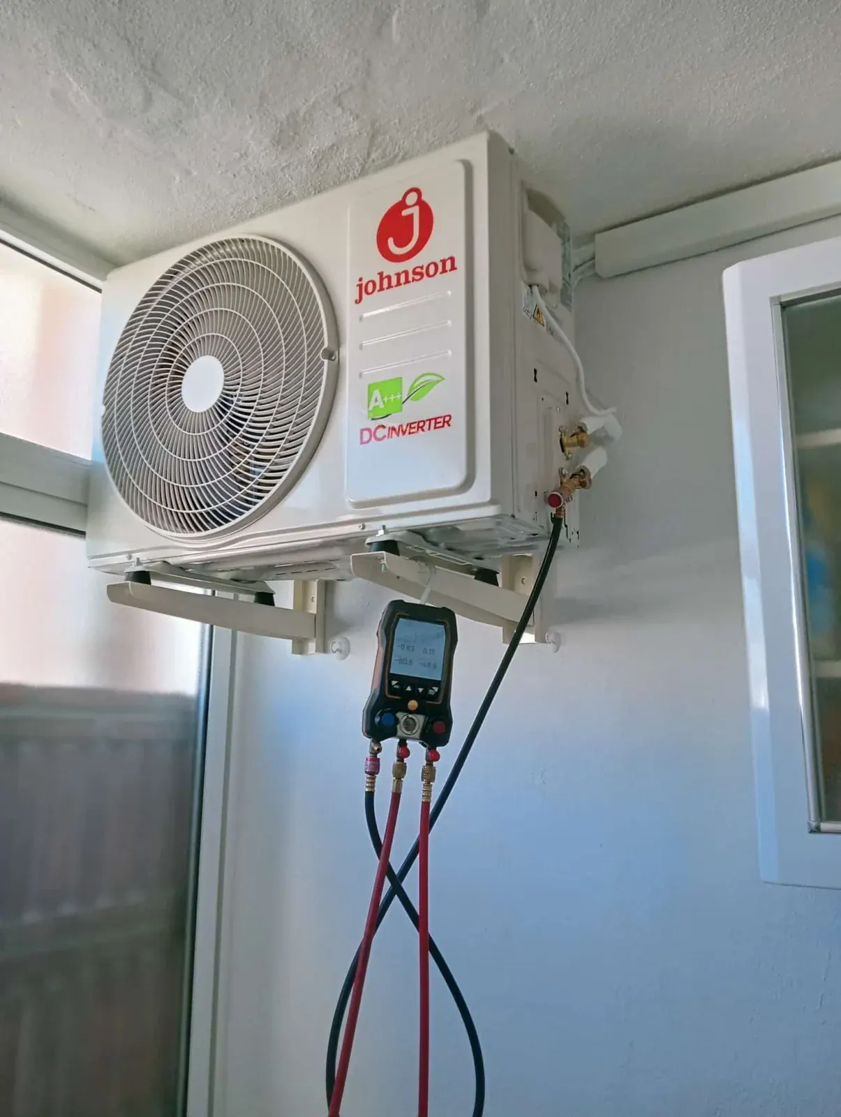 Analizador digital conectado a la unidad exterior para hacer el vacío del circuito antes de la puesta en marcha