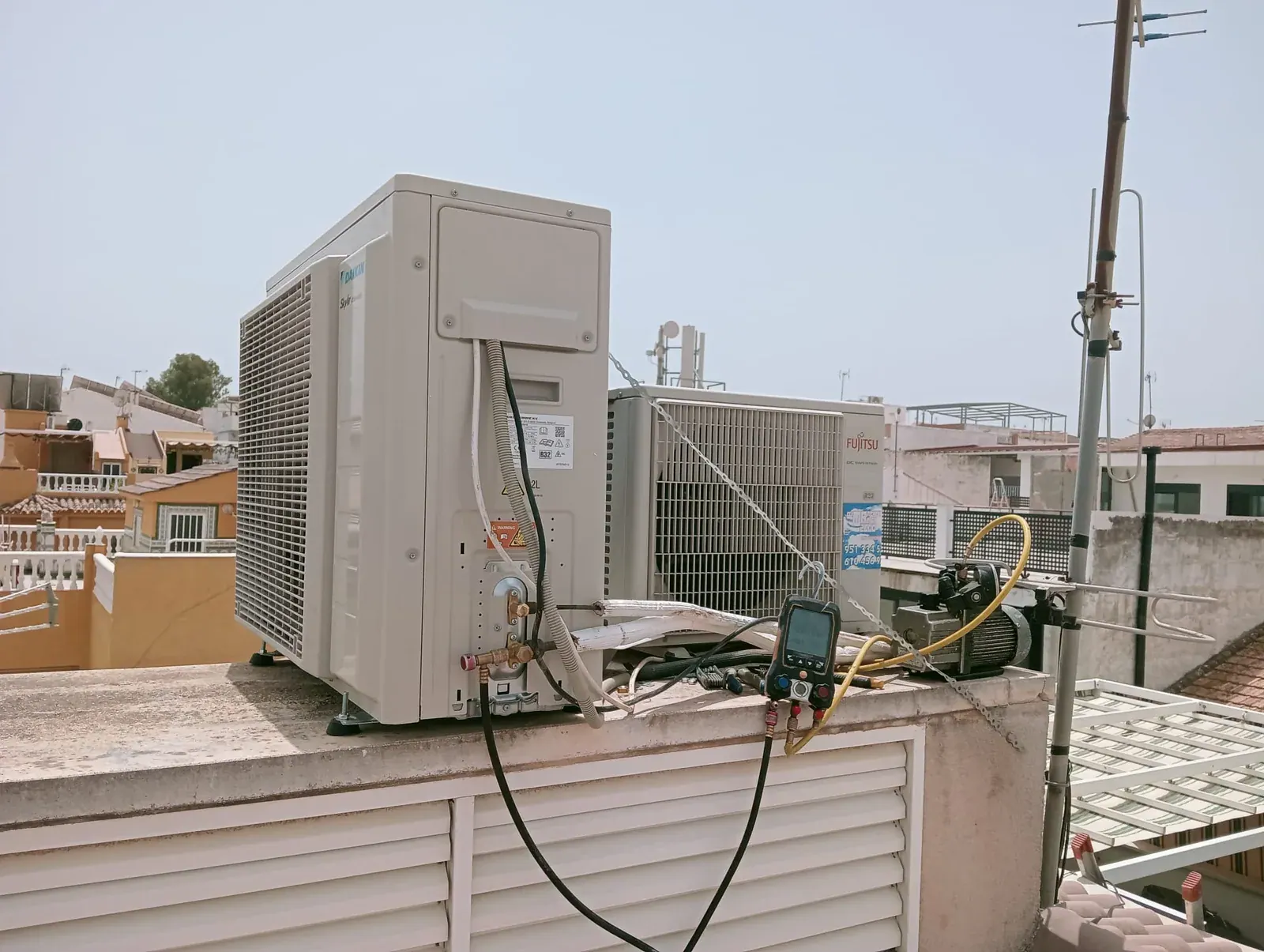 Bomba de vacío y analizador conectados a las unidades exteriores de una instalación de climatización montada en una cubierta