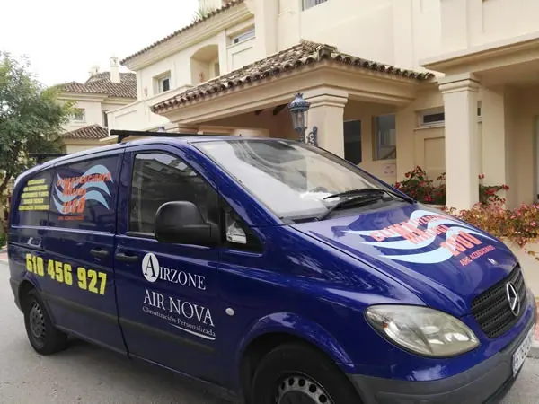 Furgoneta de Climatizaciones Málaga 2000 en una vivienda