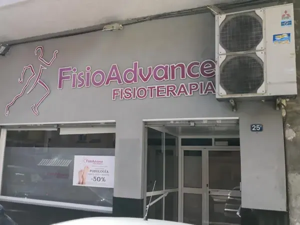 Unidades exteriores instaladas en la fachada de un local comercial