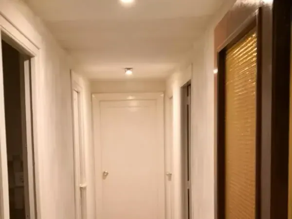 Pasillo terminado con las rejillas de impulsión integradas en el techo