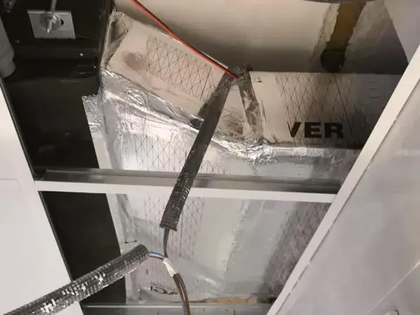 Montaje de conductos aislados en techo
