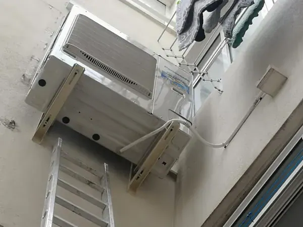 Unidad de conductos instalada antes de cerrar el techo