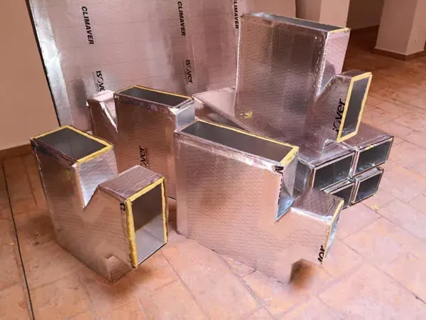 Piezas de conducto preparadas antes del montaje