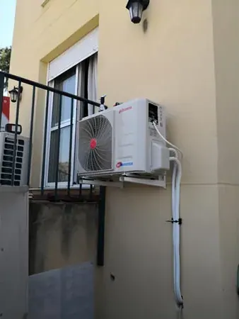 Unidad exterior en balcón