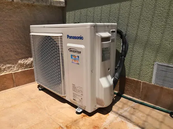 Unidad exterior instalada en terraza