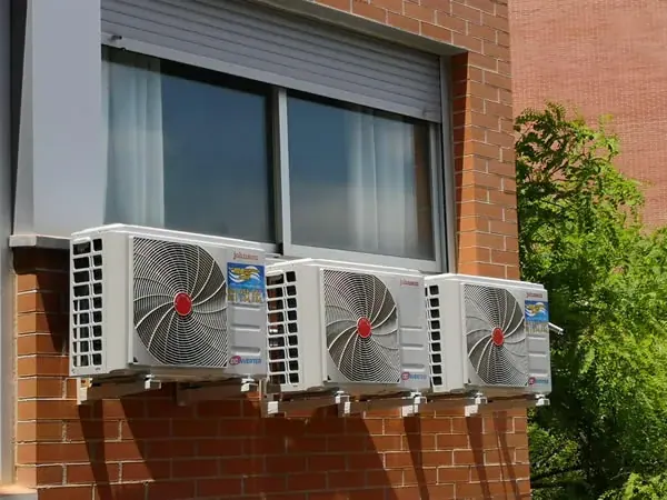 Batería de unidades exteriores instaladas en la fachada de un edificio