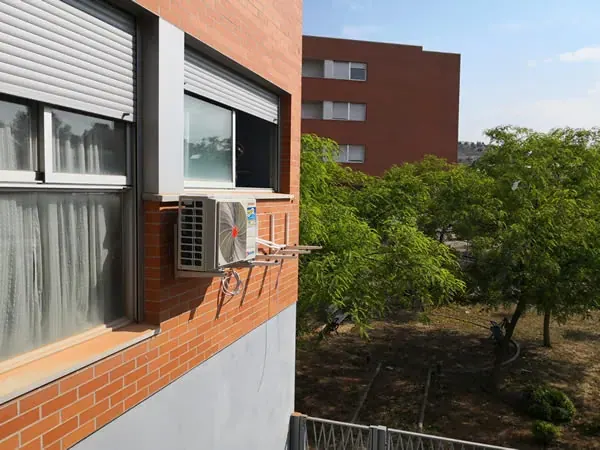 Unidades exteriores alineadas en fachada
