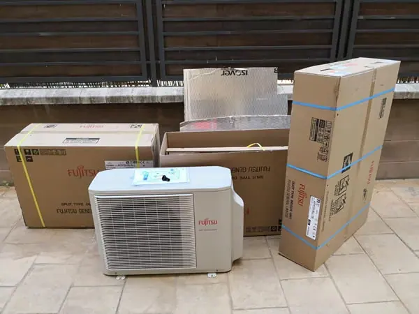 Equipos nuevos con su embalaje en el punto de trabajo