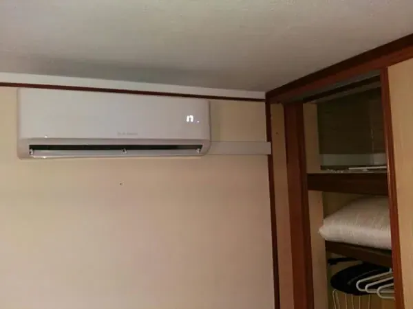Split de pared en dormitorio
