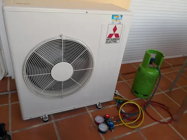 Vacío y carga de la instalación