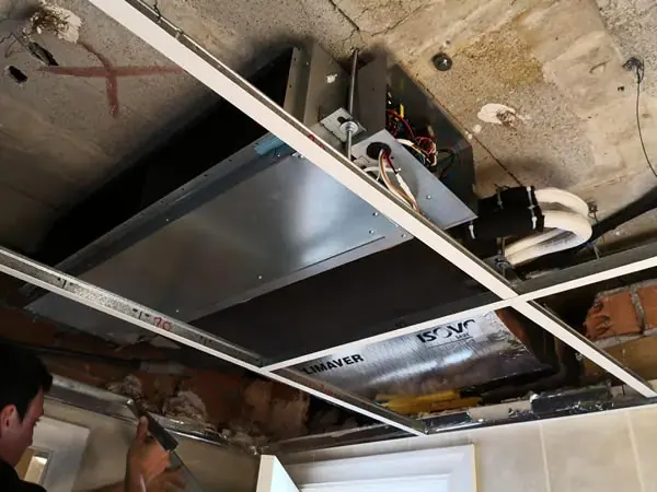 Instalación vista antes del cierre del techo