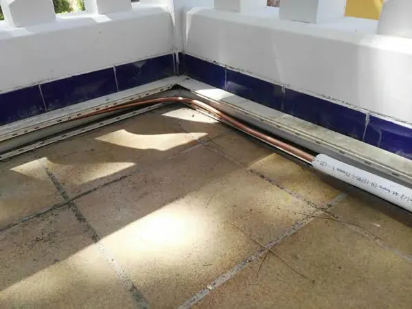 Canalización rematada en el suelo de una terraza